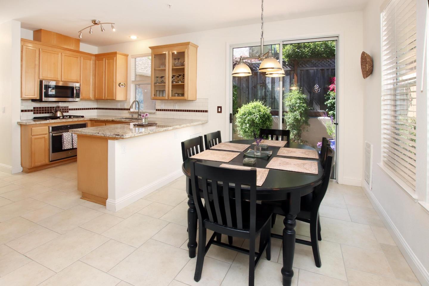 Detail Gallery Image 8 of 32 For 128 Robinson Ln, Santa Cruz,  CA 95060 - 3 Beds | 2/1 Baths