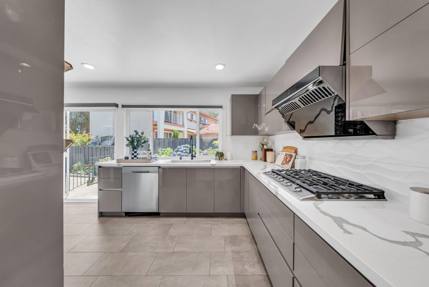 Detail Gallery Image 17 of 78 For 6 Whitecliff Ct, San Mateo,  CA 94402 - 4 Beds | 3 Baths