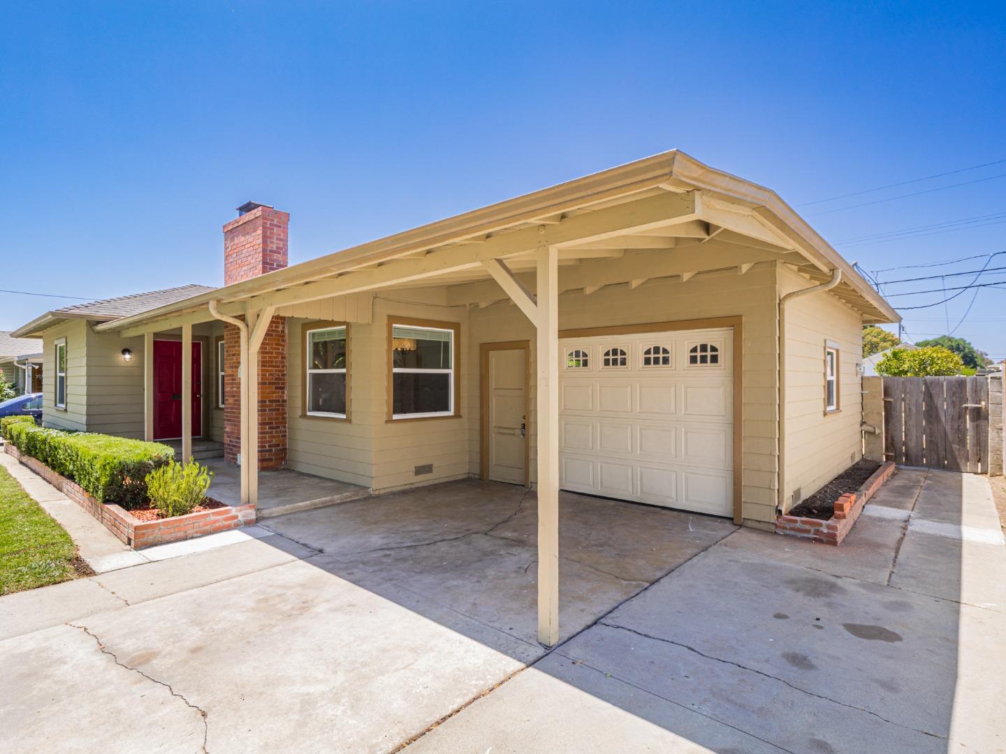 Detail Gallery Image 3 of 35 For 1233 Monroe St, Salinas,  CA 93906 - 3 Beds | 2 Baths