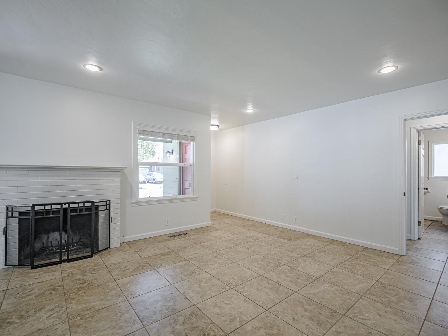 Detail Gallery Image 8 of 35 For 1233 Monroe St, Salinas,  CA 93906 - 3 Beds | 2 Baths