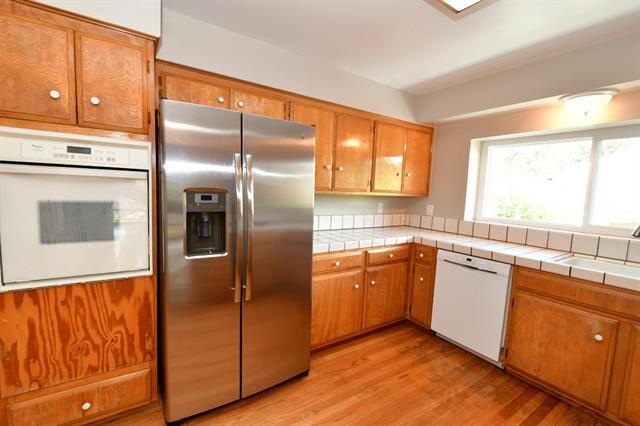 Detail Gallery Image 5 of 28 For 2756 Comstock Cir, Belmont,  CA 94002 - 4 Beds | 3 Baths