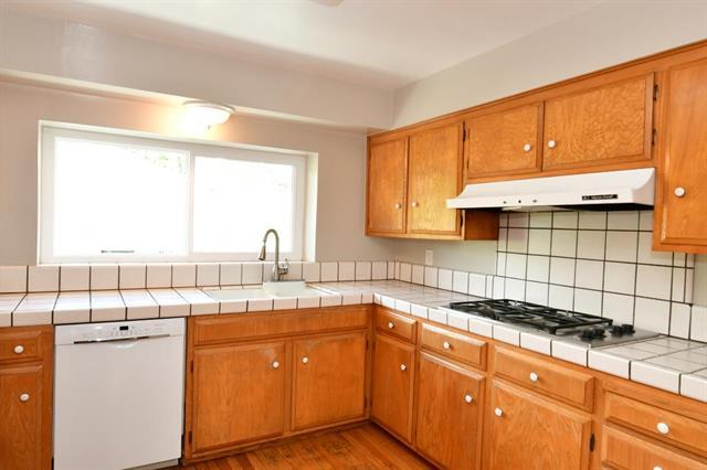 Detail Gallery Image 6 of 28 For 2756 Comstock Cir, Belmont,  CA 94002 - 4 Beds | 3 Baths