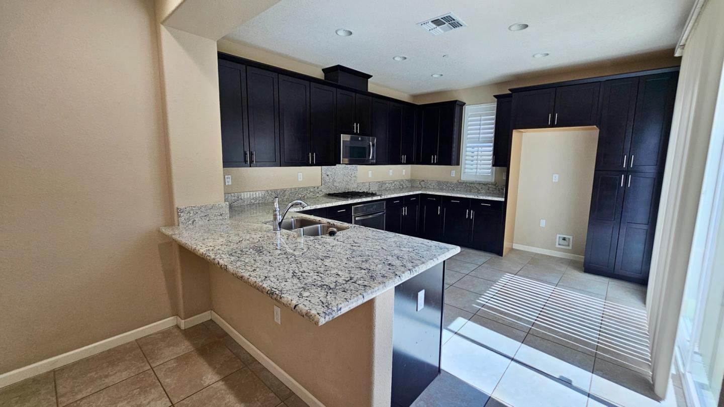 Detail Gallery Image 10 of 17 For 357 Cortona Way, Brentwood,  CA 94513 - 3 Beds | 2/1 Baths