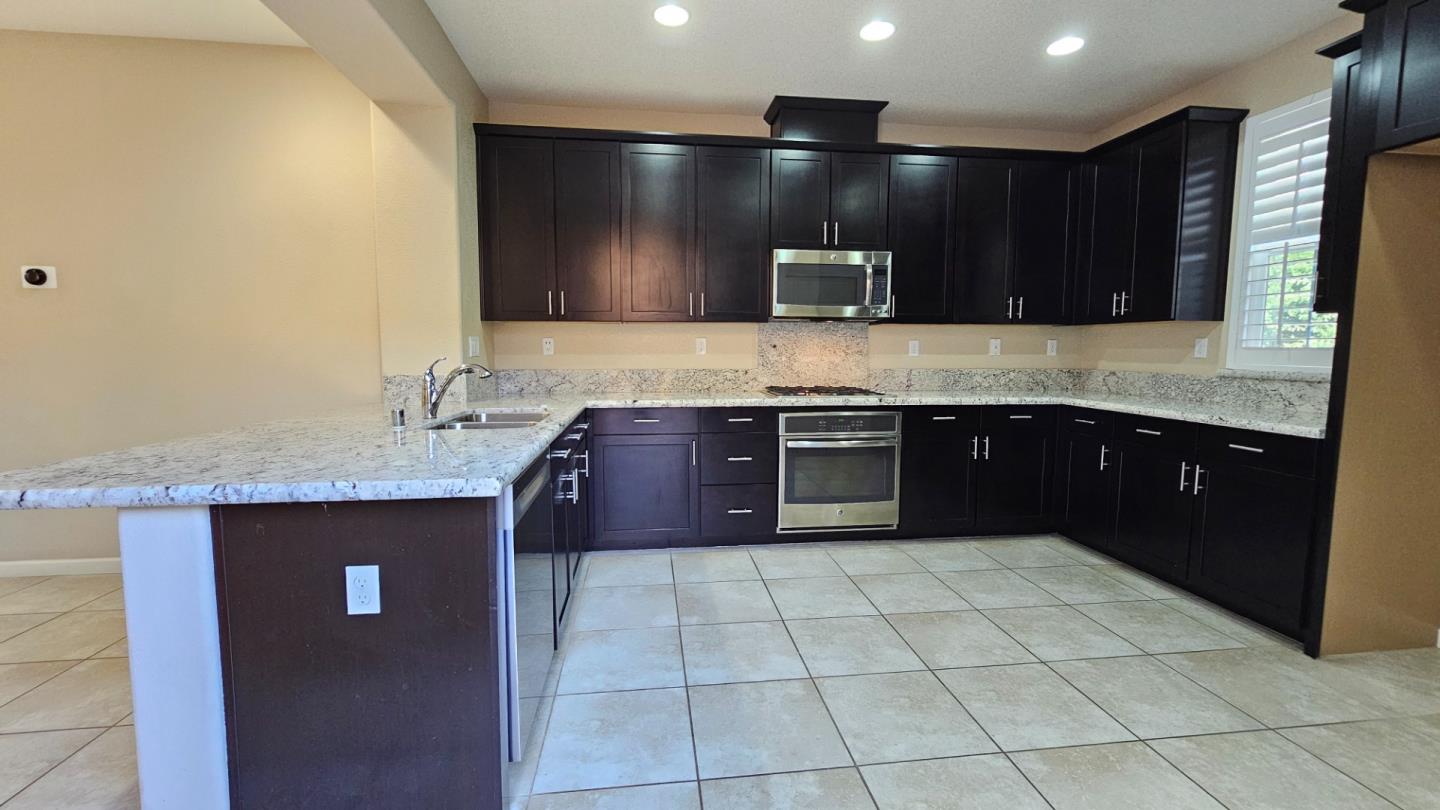 Detail Gallery Image 11 of 17 For 357 Cortona Way, Brentwood,  CA 94513 - 3 Beds | 2/1 Baths