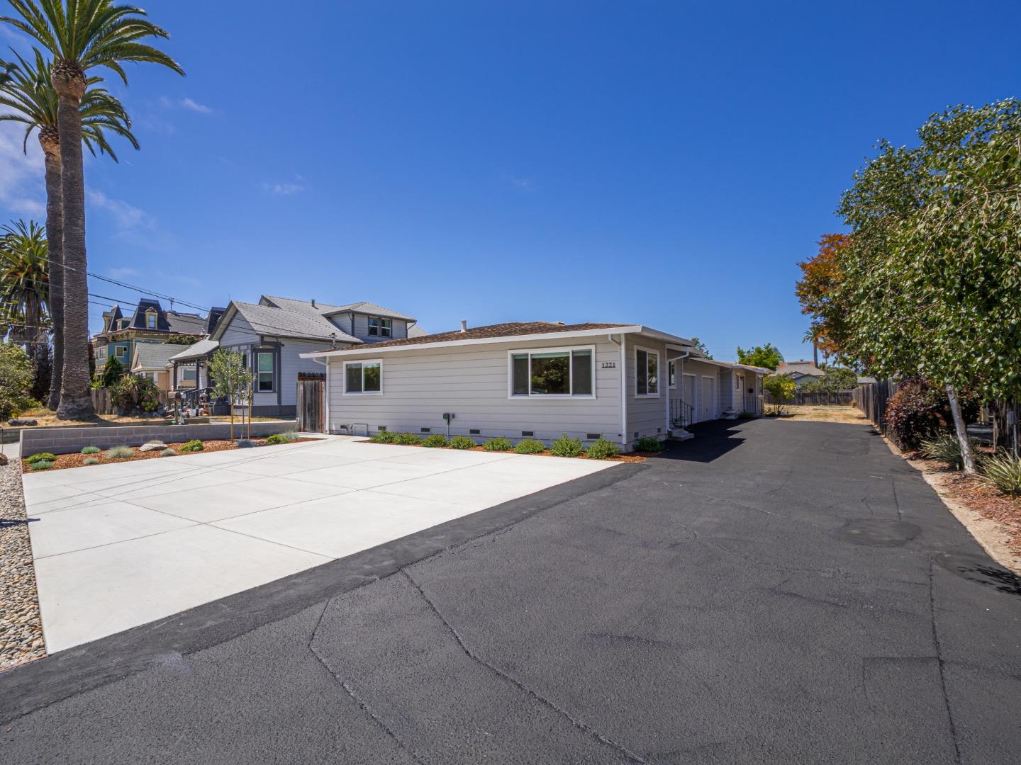 Detail Gallery Image 4 of 61 For 1221 Broadway, Santa Cruz,  CA 95062 - – Beds | – Baths