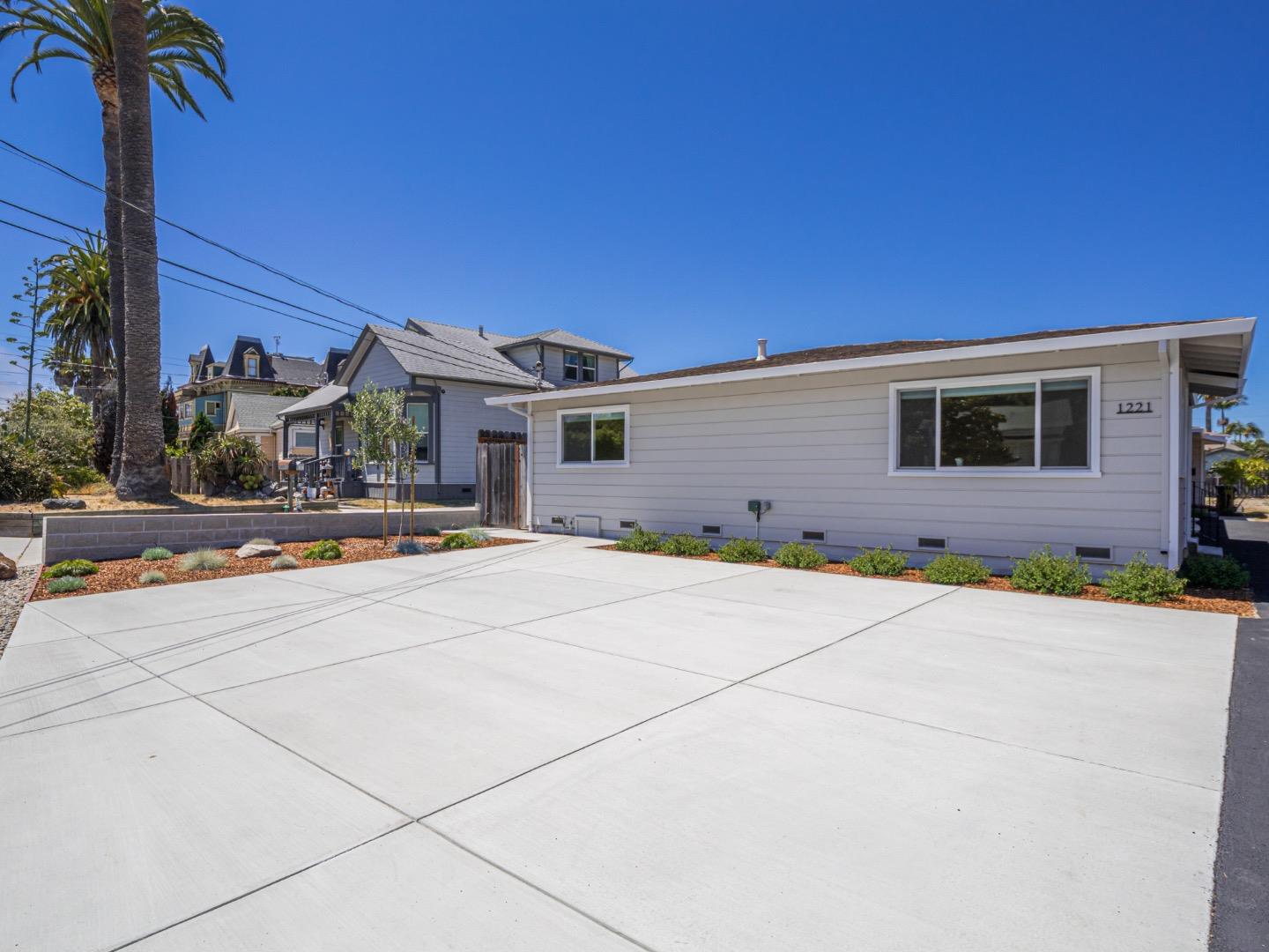Detail Gallery Image 5 of 61 For 1221 Broadway, Santa Cruz,  CA 95062 - – Beds | – Baths