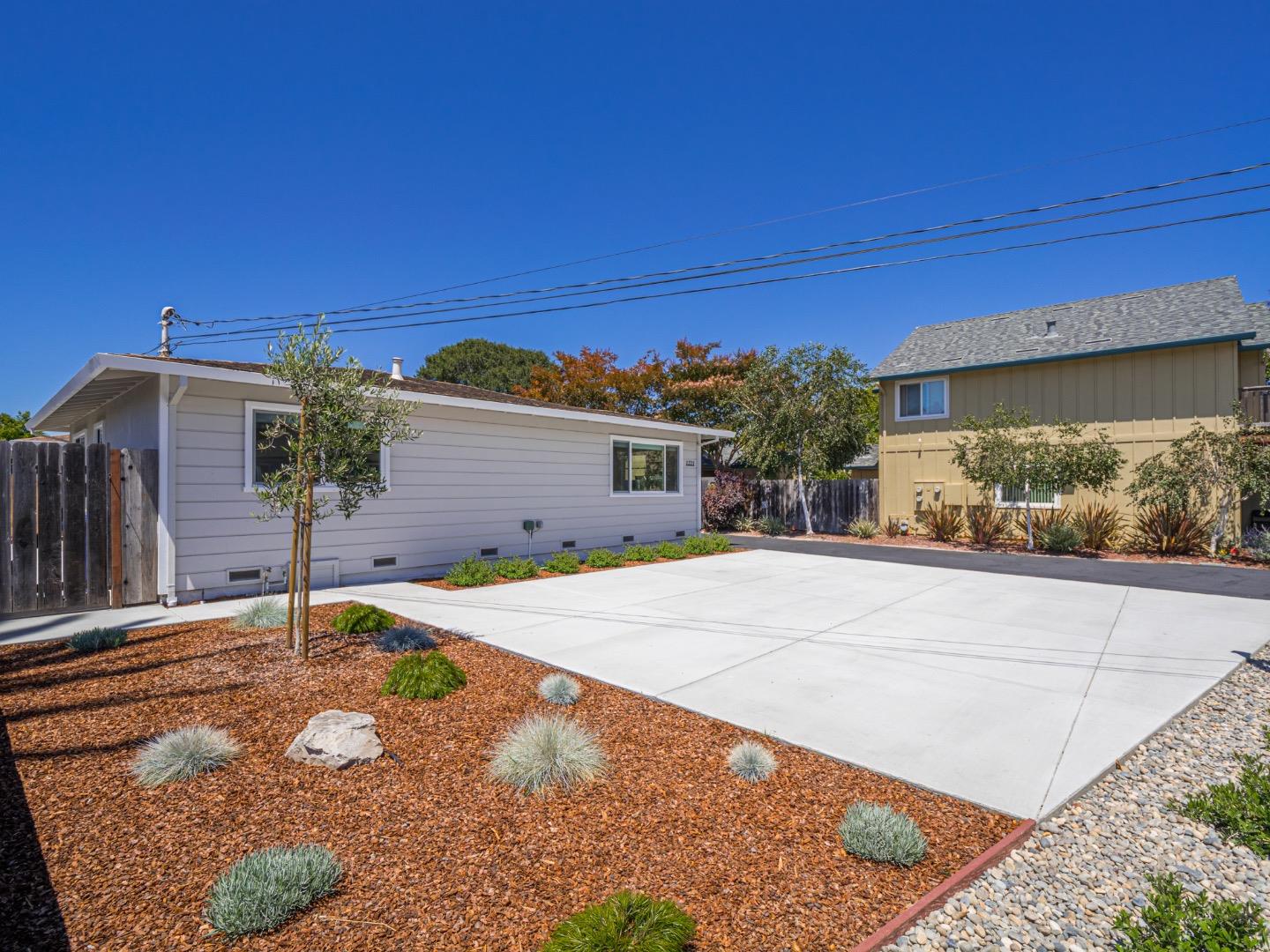 Detail Gallery Image 6 of 61 For 1221 Broadway, Santa Cruz,  CA 95062 - – Beds | – Baths