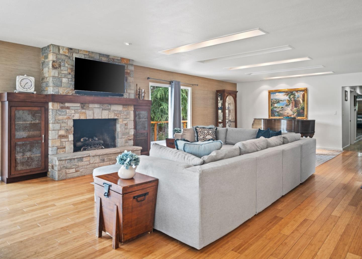 Detail Gallery Image 4 of 30 For 25750 Rio Vista Dr, Carmel,  CA 93923 - 4 Beds | 3 Baths