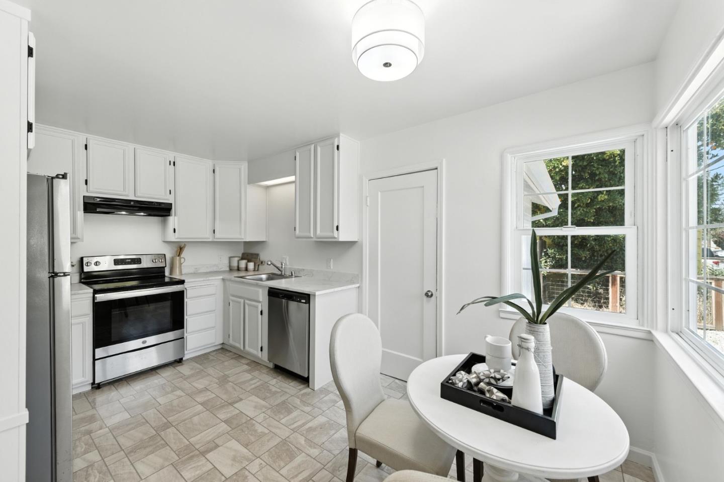 Detail Gallery Image 8 of 23 For 6 Clinton Ct, Redwood City,  CA 94061 - 2 Beds | 1 Baths
