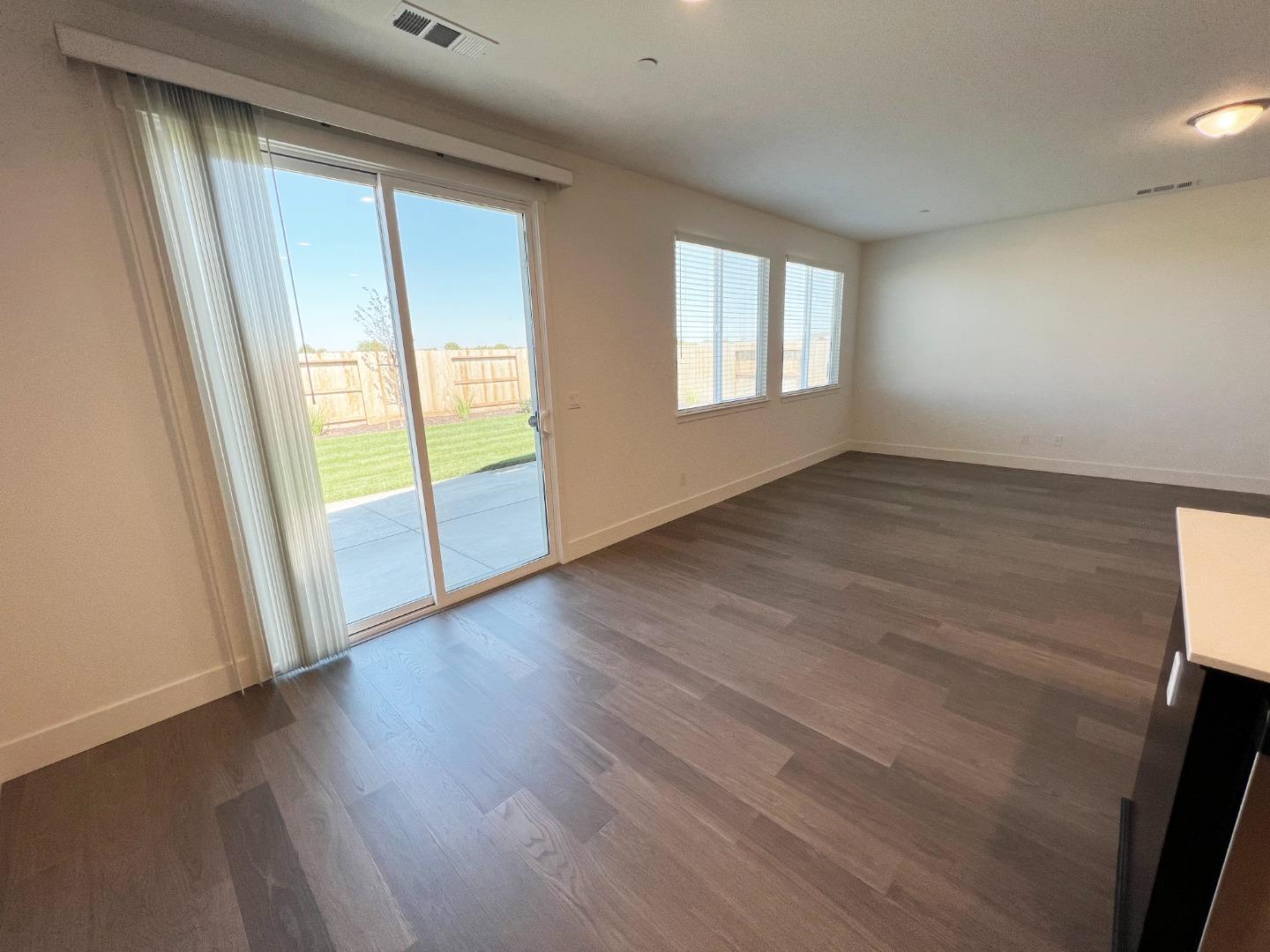 Detail Gallery Image 6 of 14 For 1232 Gypsum Dr, Los Banos,  CA 93635 - 4 Beds | 2 Baths