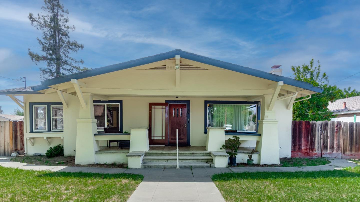 Detail Gallery Image 2 of 35 For 906 West St, Hollister,  CA 95023 - 3 Beds | 1/1 Baths
