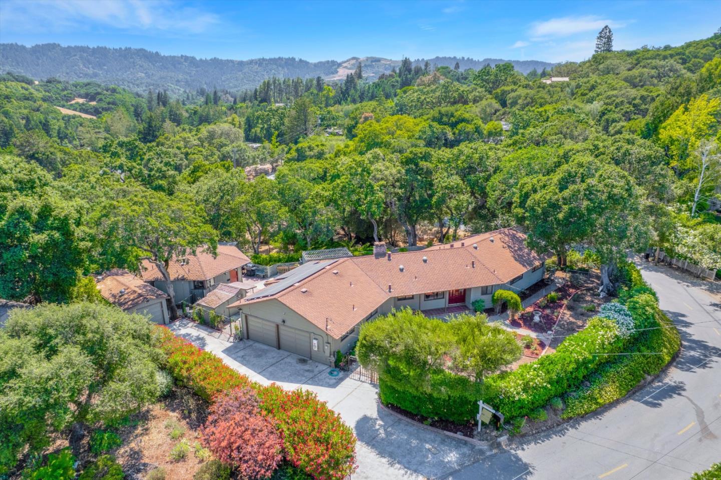 Detail Gallery Image 2 of 34 For 10 Bear Gulch Dr, Portola Valley,  CA 94028 - 3 Beds | 2 Baths