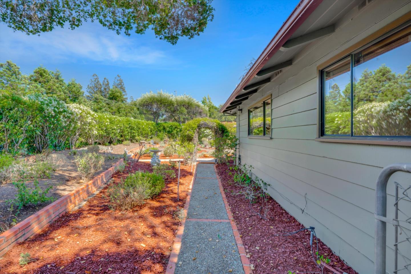 Detail Gallery Image 21 of 34 For 10 Bear Gulch Dr, Portola Valley,  CA 94028 - 3 Beds | 2 Baths