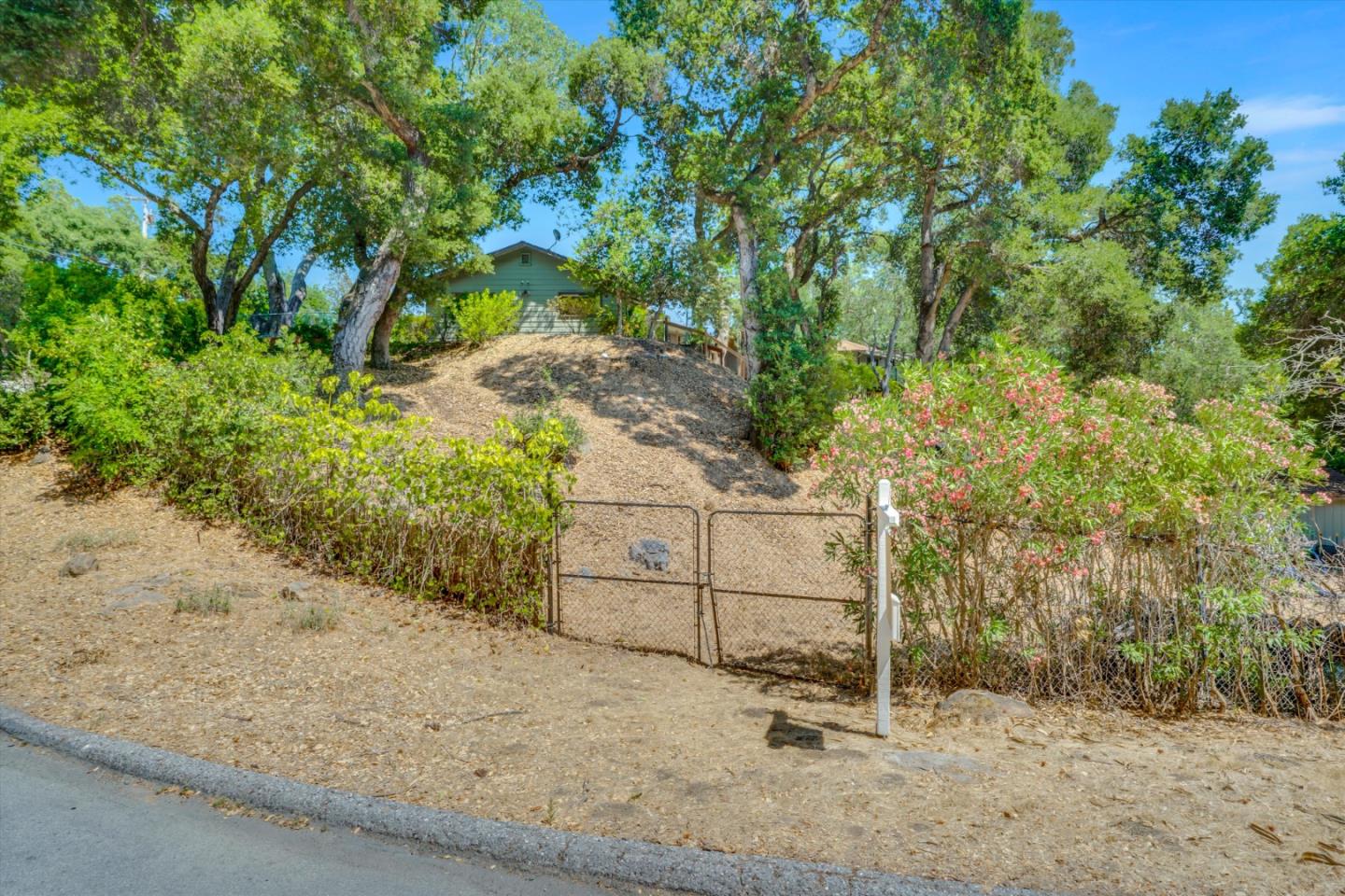 Detail Gallery Image 25 of 34 For 10 Bear Gulch Dr, Portola Valley,  CA 94028 - 3 Beds | 2 Baths