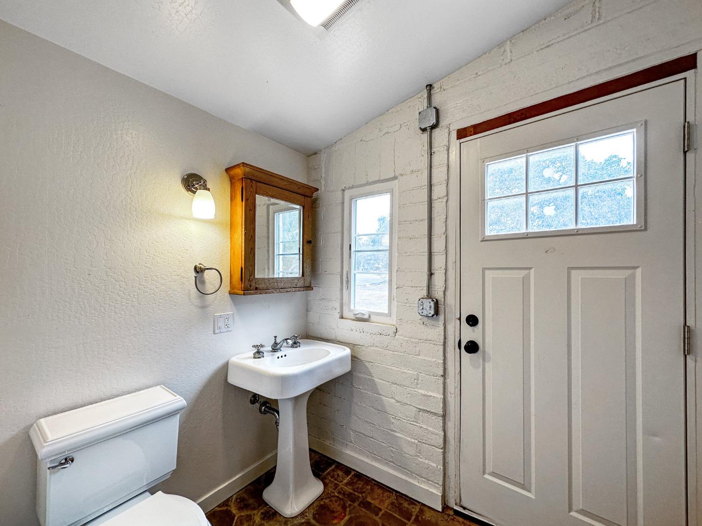 Detail Gallery Image 6 of 9 For 19532 Natoma Oaks Ln, Los Altos,  CA 94022 - 3 Beds | 3/1 Baths