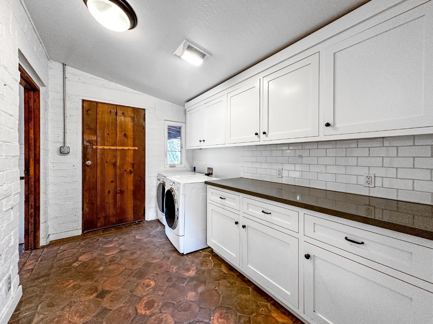 Detail Gallery Image 7 of 9 For 19532 Natoma Oaks Ln, Los Altos,  CA 94022 - 3 Beds | 3/1 Baths