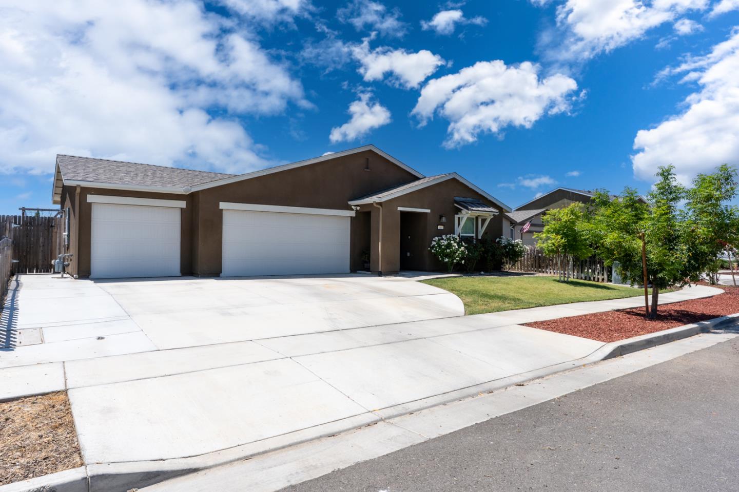 Detail Gallery Image 1 of 45 For 1807 Patricia Ct, Los Banos,  CA 93635 - 4 Beds | 3 Baths