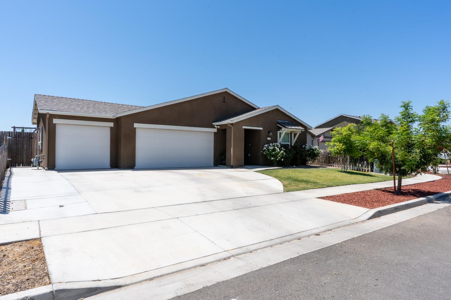 Detail Gallery Image 2 of 45 For 1807 Patricia Ct, Los Banos,  CA 93635 - 4 Beds | 3 Baths