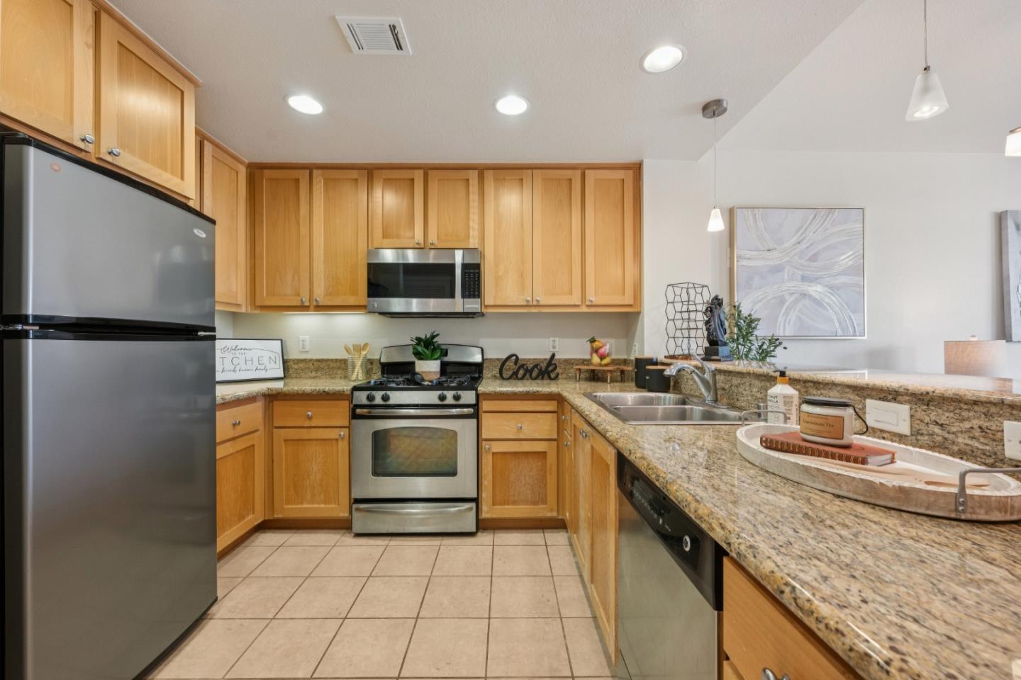 Detail Gallery Image 4 of 32 For 1488 El Camino Real #216,  South San Francisco,  CA 94080 - 1 Beds | 1 Baths