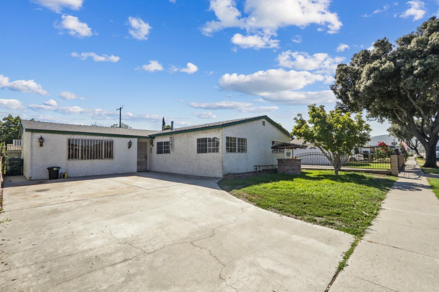Detail Gallery Image 2 of 15 For 11247 Michael Hunt Dr, South El Monte,  CA 91733 - 5 Beds | 2 Baths
