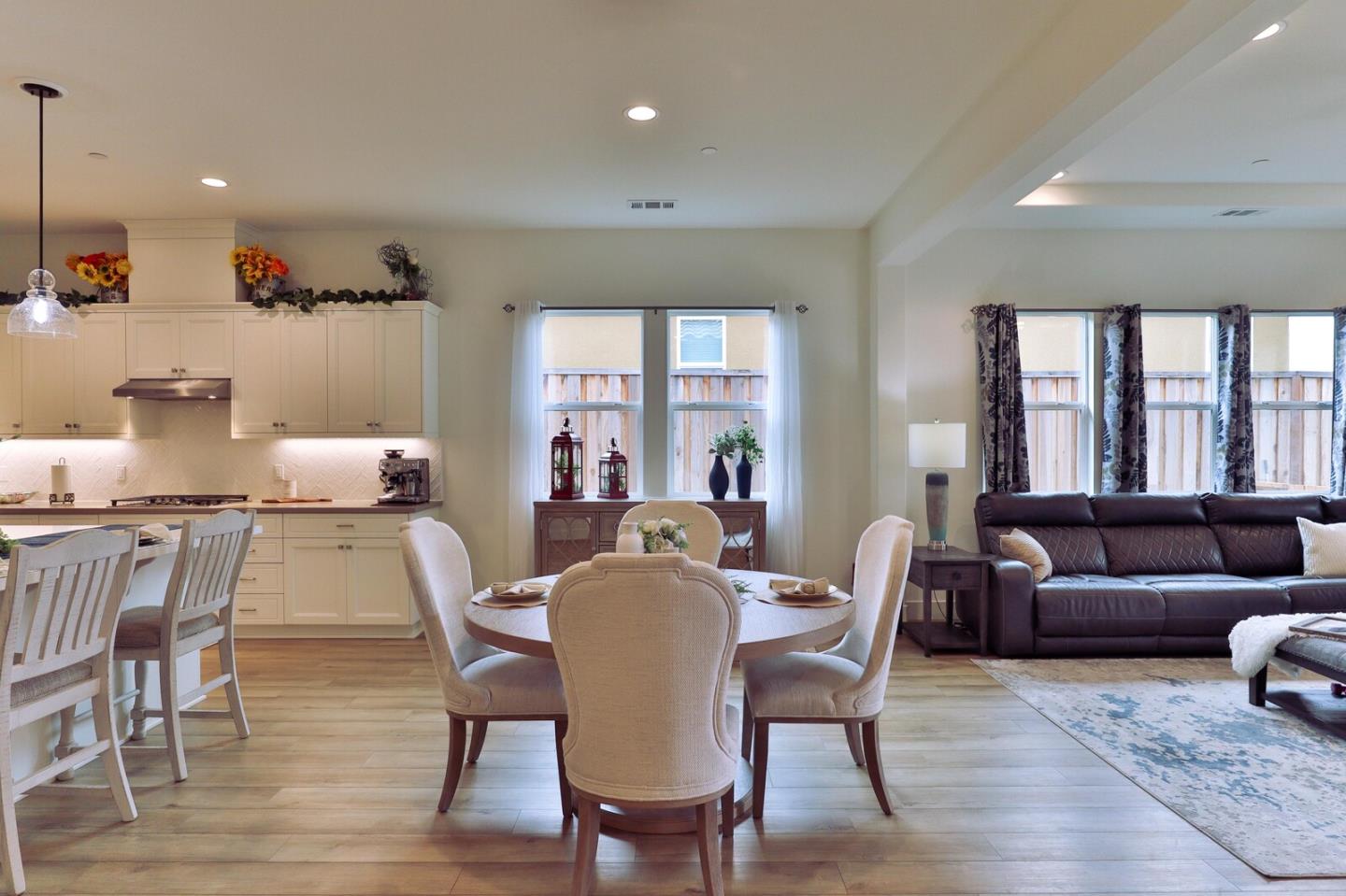 Detail Gallery Image 11 of 52 For 2102 White Oak Dr, Hollister,  CA 95023 - 2 Beds | 2 Baths