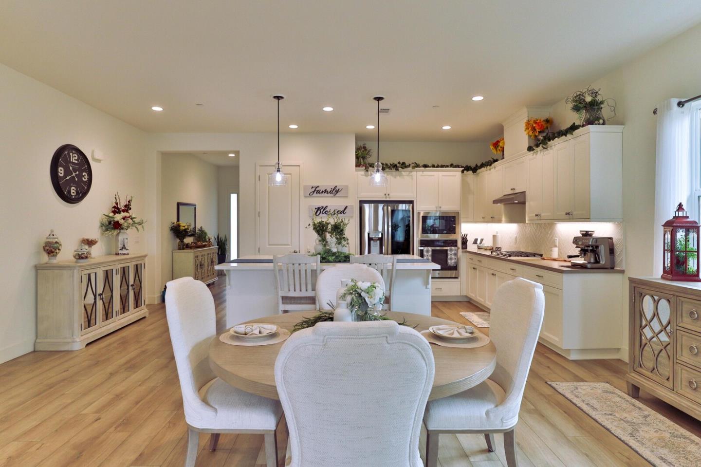 Detail Gallery Image 12 of 52 For 2102 White Oak Dr, Hollister,  CA 95023 - 2 Beds | 2 Baths