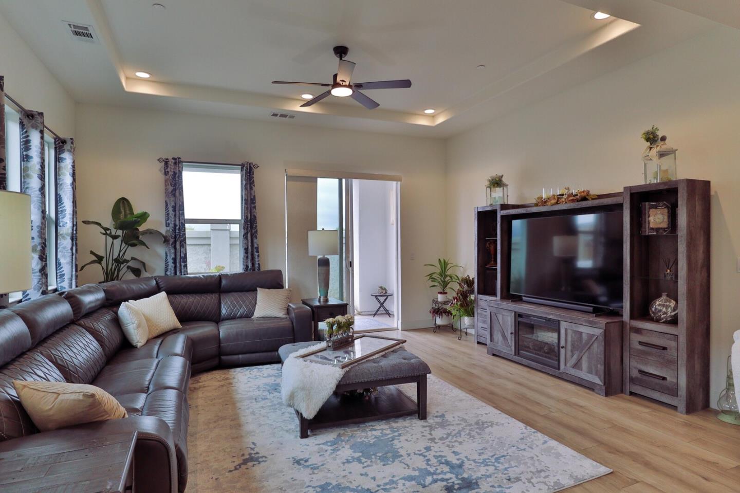 Detail Gallery Image 14 of 52 For 2102 White Oak Dr, Hollister,  CA 95023 - 2 Beds | 2 Baths