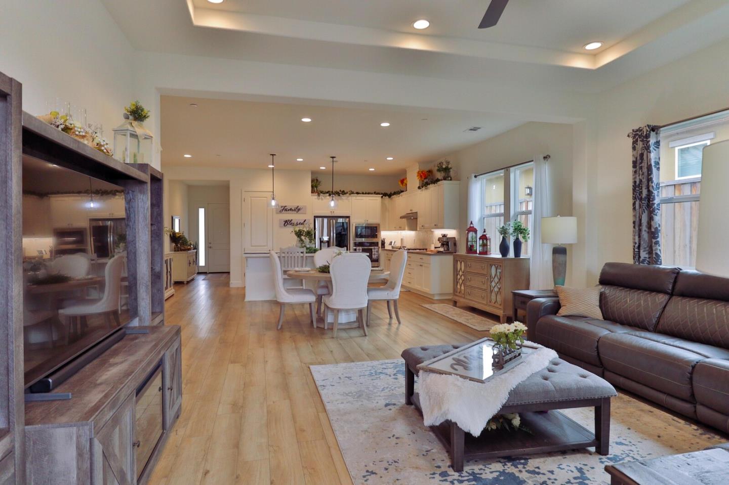 Detail Gallery Image 15 of 52 For 2102 White Oak Dr, Hollister,  CA 95023 - 2 Beds | 2 Baths