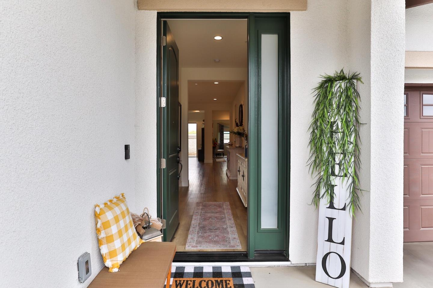 Detail Gallery Image 3 of 52 For 2102 White Oak Dr, Hollister,  CA 95023 - 2 Beds | 2 Baths