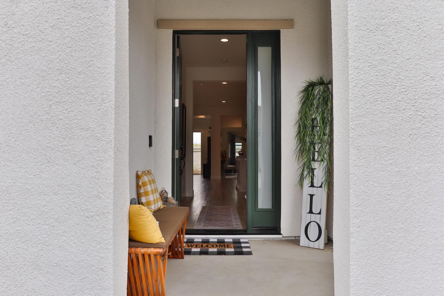 Detail Gallery Image 4 of 52 For 2102 White Oak Dr, Hollister,  CA 95023 - 2 Beds | 2 Baths