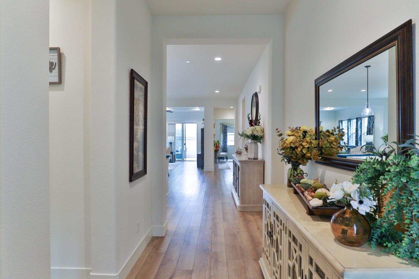 Detail Gallery Image 5 of 52 For 2102 White Oak Dr, Hollister,  CA 95023 - 2 Beds | 2 Baths