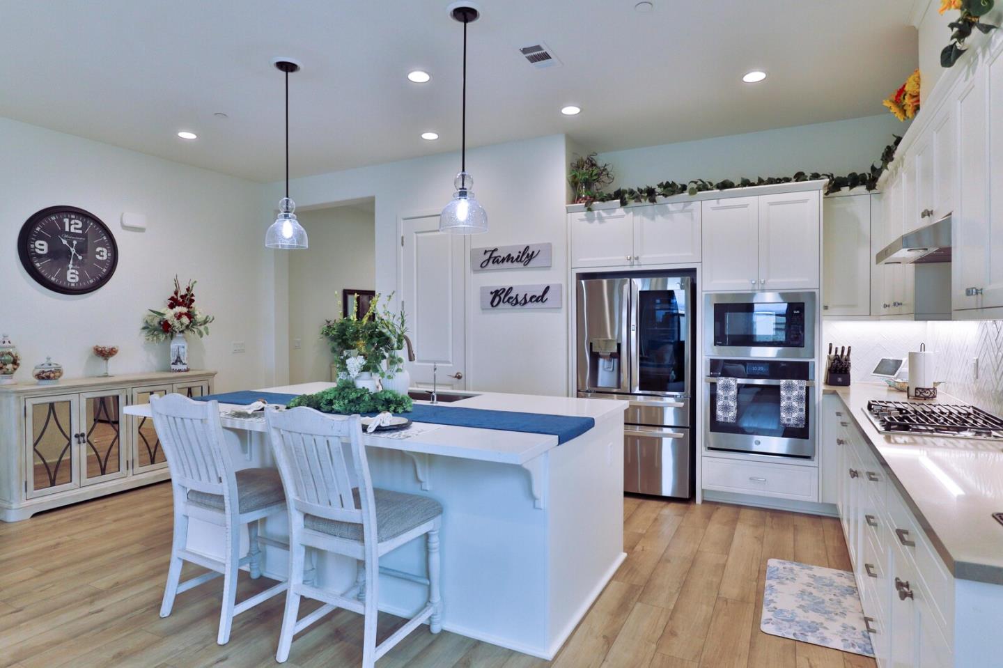 Detail Gallery Image 8 of 52 For 2102 White Oak Dr, Hollister,  CA 95023 - 2 Beds | 2 Baths