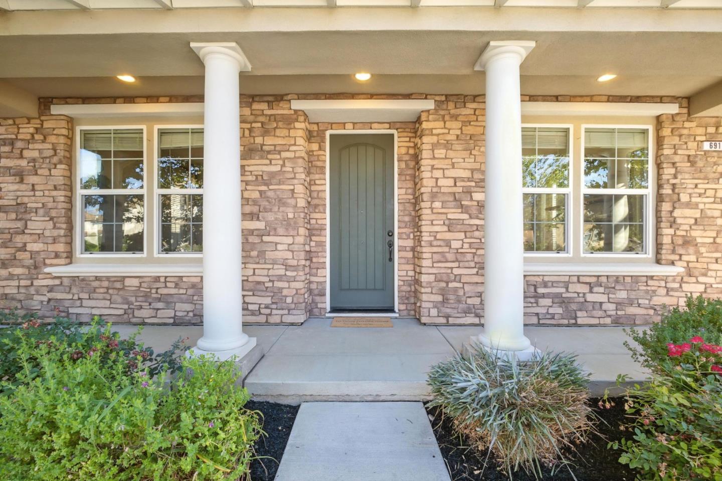 Detail Gallery Image 2 of 36 For 691 San Gabriel Ave, Morgan Hill,  CA 95037 - 4 Beds | 2/1 Baths