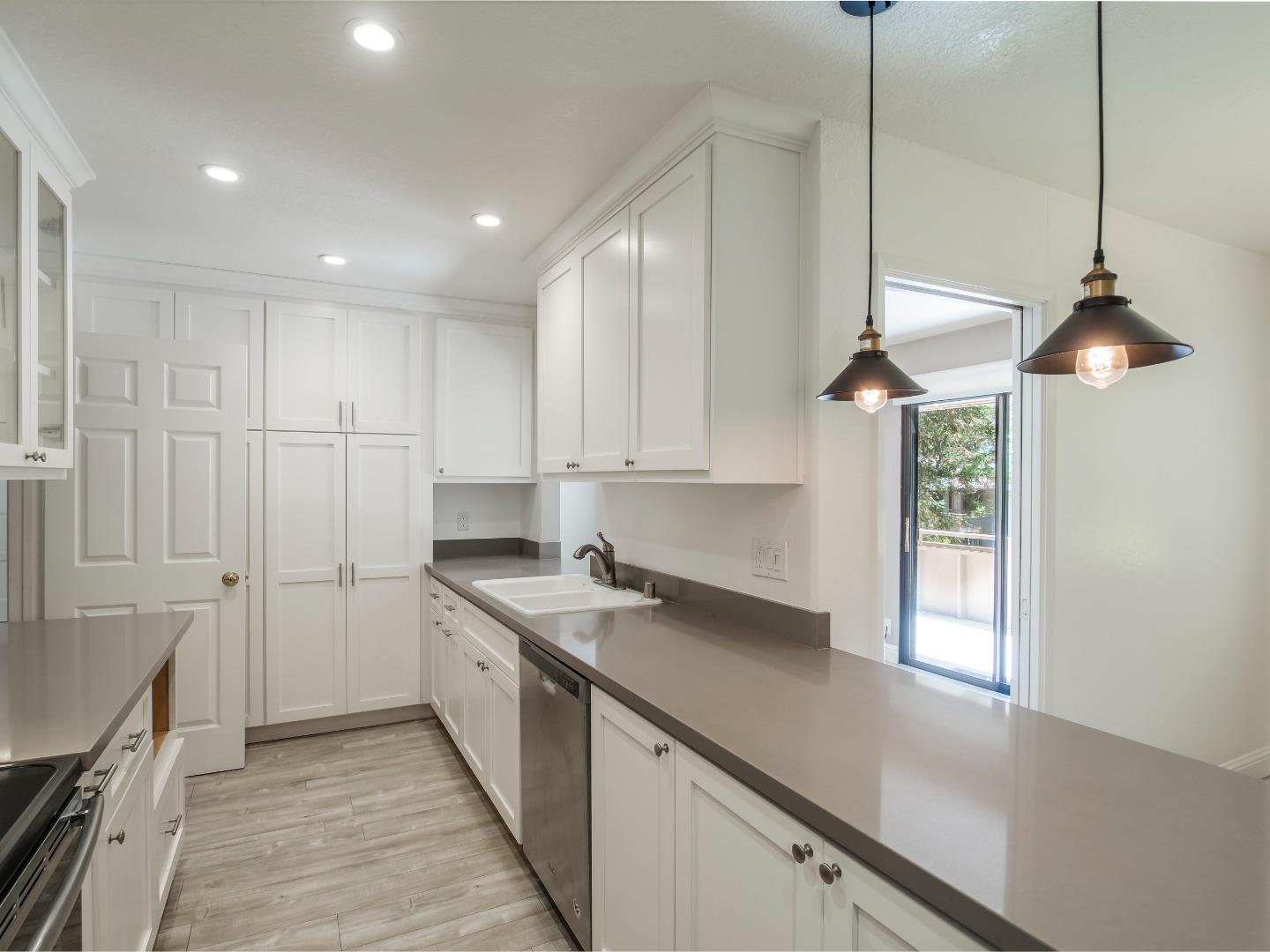 Detail Gallery Image 5 of 45 For 20720 4th St #8,  Saratoga,  CA 95070 - 3 Beds | 2 Baths