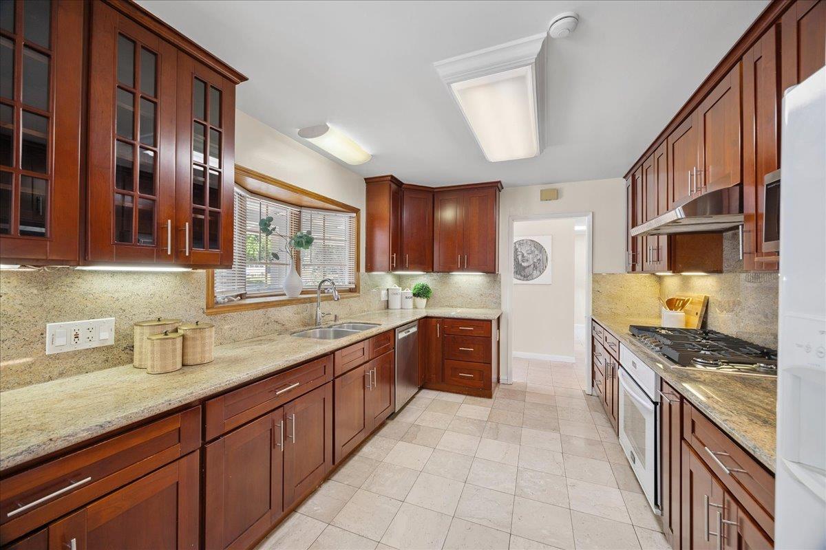 Detail Gallery Image 10 of 65 For 20345 Argonaut Dr, Saratoga,  CA 95070 - 5 Beds | 4 Baths