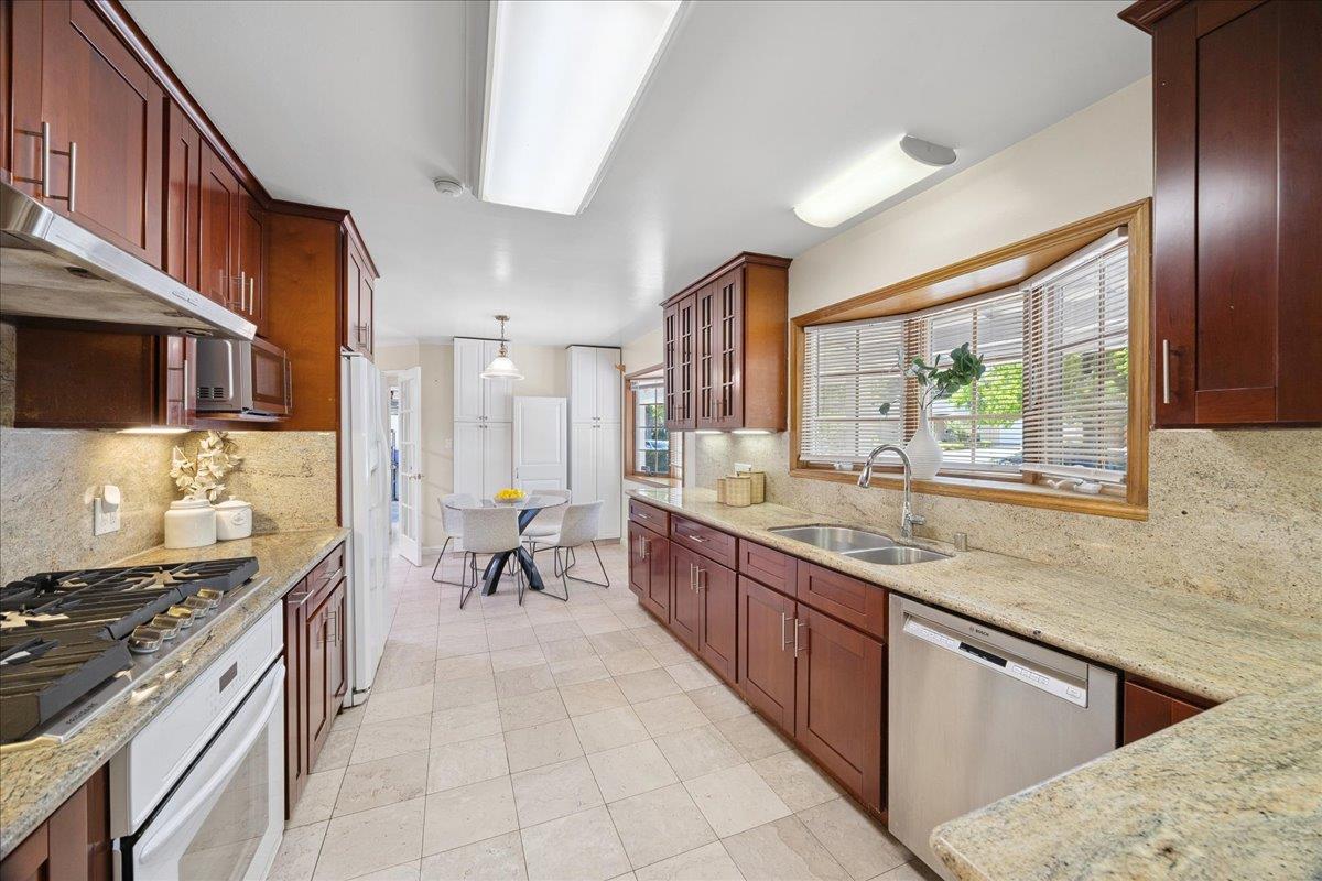 Detail Gallery Image 9 of 65 For 20345 Argonaut Dr, Saratoga,  CA 95070 - 5 Beds | 4 Baths