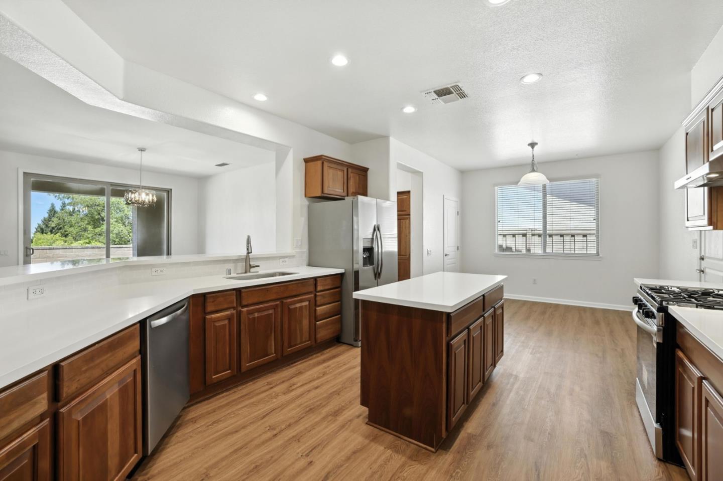 Detail Gallery Image 14 of 45 For 1826 Grand Pheasant Ln, Lincoln,  CA 95648 - 2 Beds | 2 Baths