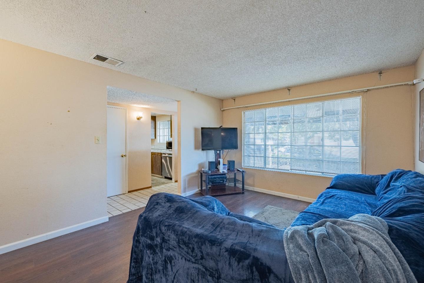 Detail Gallery Image 7 of 33 For 6256 Hokett Way, San Jose,  CA 95123 - 3 Beds | 2 Baths