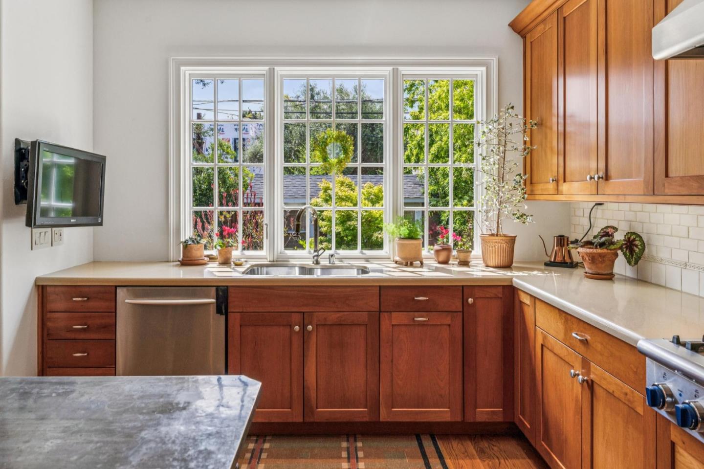 Detail Gallery Image 24 of 83 For 729 Plymouth Way, Burlingame,  CA 94010 - 3 Beds | 2 Baths