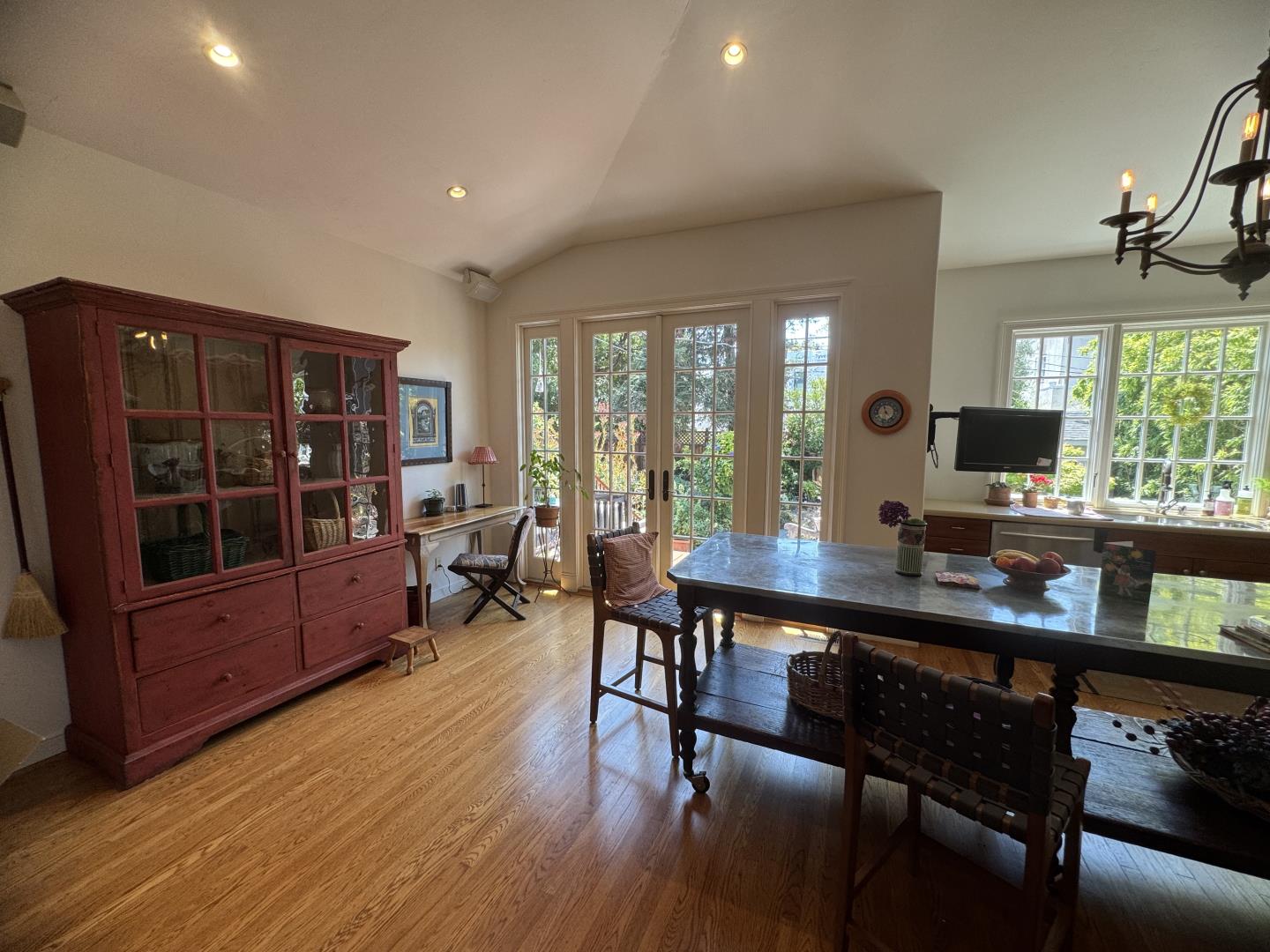Detail Gallery Image 3 of 22 For 729 Plymouth Way, Burlingame,  CA 94010 - 3 Beds | 2 Baths