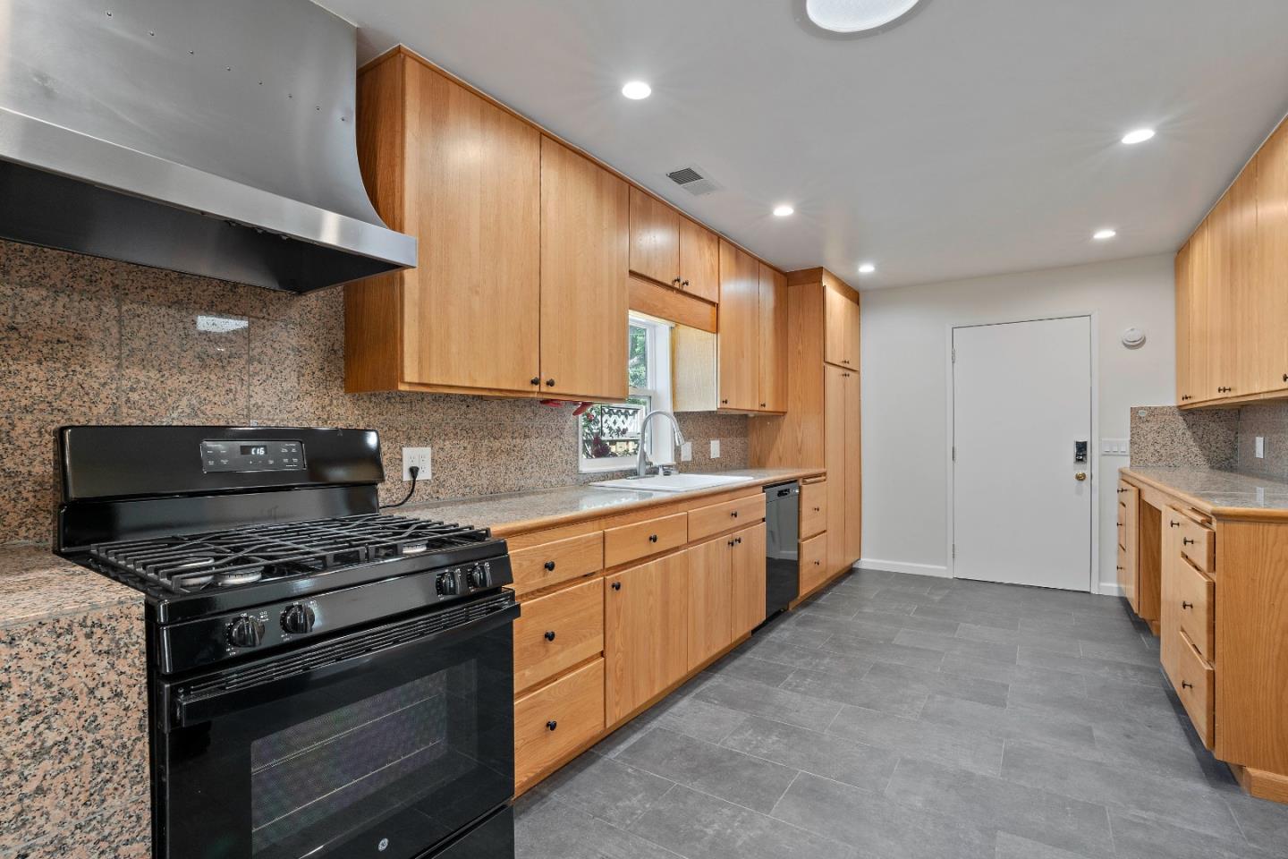Detail Gallery Image 6 of 30 For 1486 Richards Ave, San Jose,  CA 95125 - 5 Beds | 4 Baths