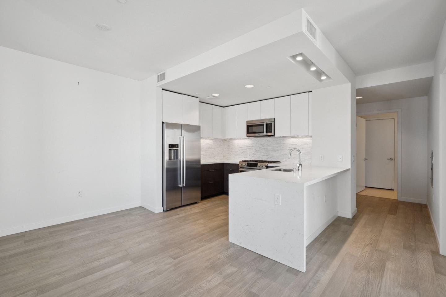 Detail Gallery Image 10 of 14 For 10 Innes Ct #406,  San Francisco,  CA 94124 - 3 Beds | 2 Baths