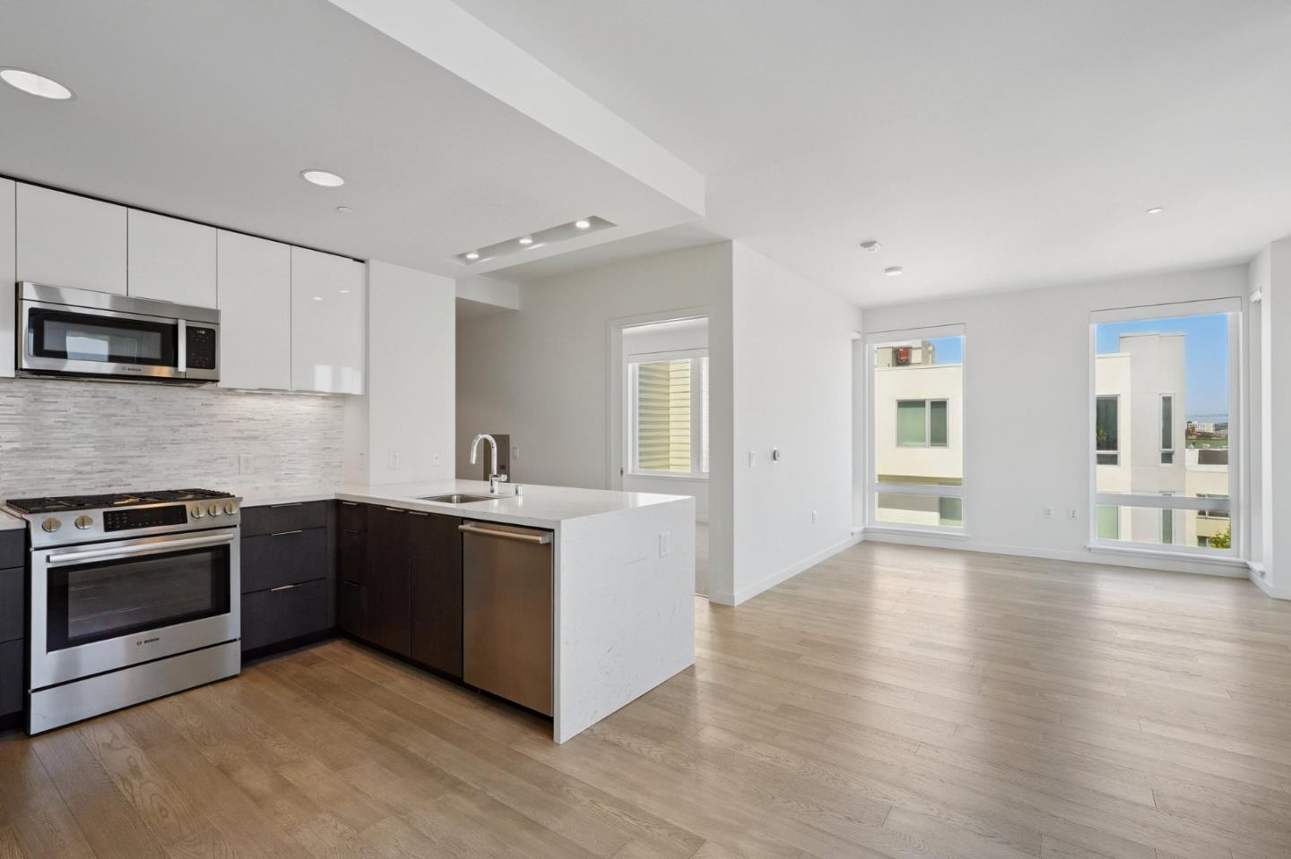 Detail Gallery Image 11 of 14 For 10 Innes Ct #406,  San Francisco,  CA 94124 - 3 Beds | 2 Baths