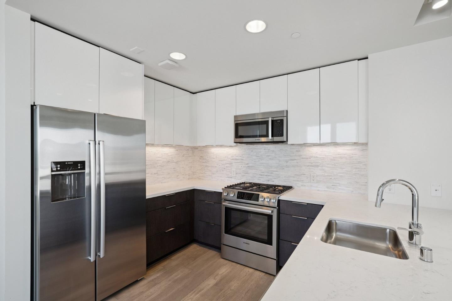 Detail Gallery Image 12 of 14 For 10 Innes Ct #406,  San Francisco,  CA 94124 - 3 Beds | 2 Baths