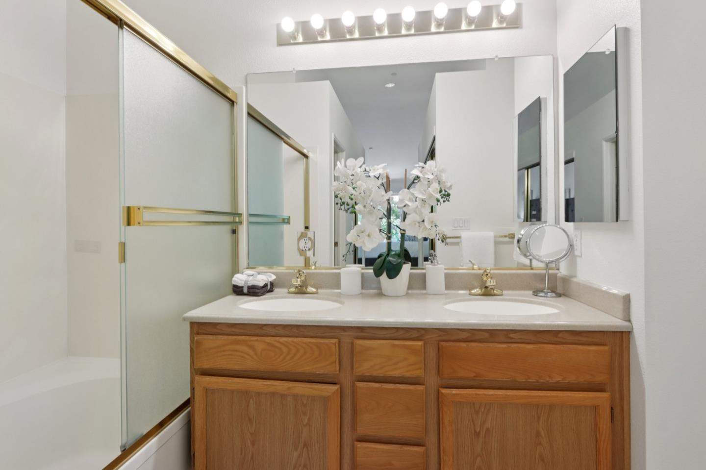 Detail Gallery Image 6 of 31 For 138 Griglio Dr, San Jose,  CA 95134 - 2 Beds | 2 Baths