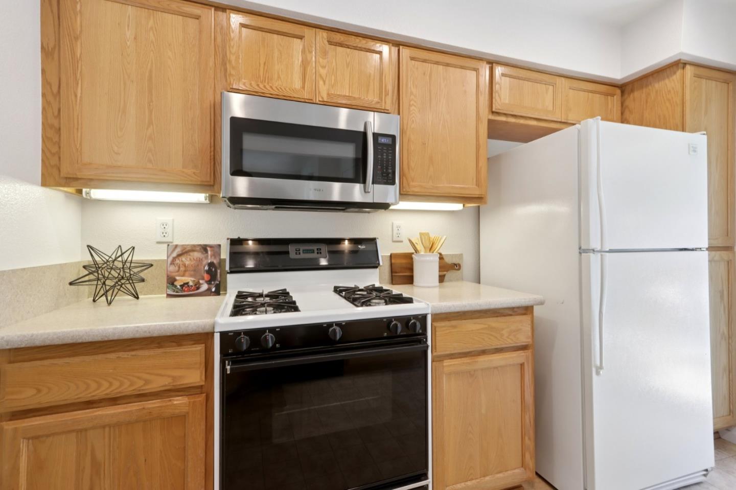 Detail Gallery Image 8 of 31 For 138 Griglio Dr, San Jose,  CA 95134 - 2 Beds | 2 Baths