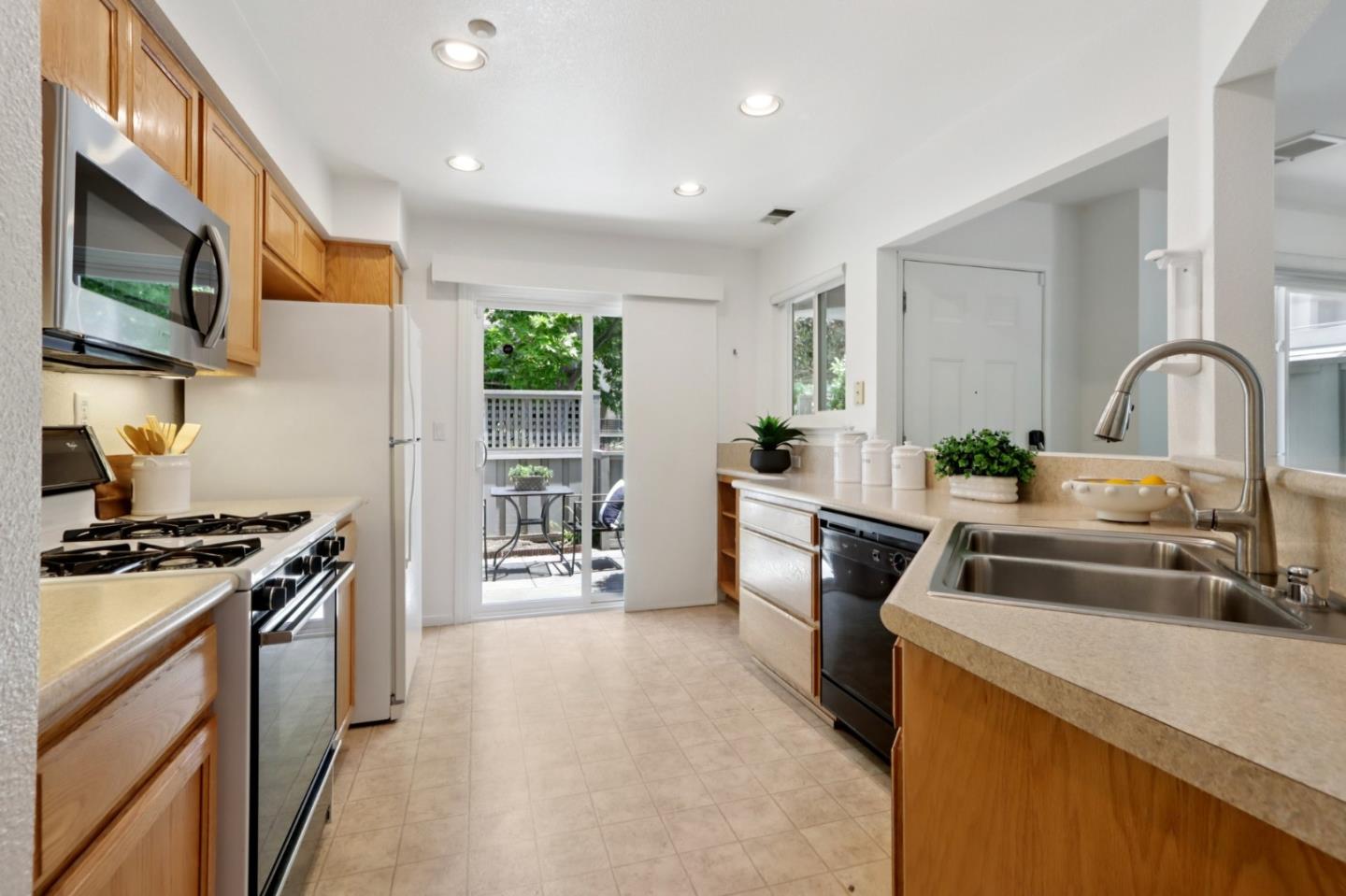Detail Gallery Image 9 of 31 For 138 Griglio Dr, San Jose,  CA 95134 - 2 Beds | 2 Baths