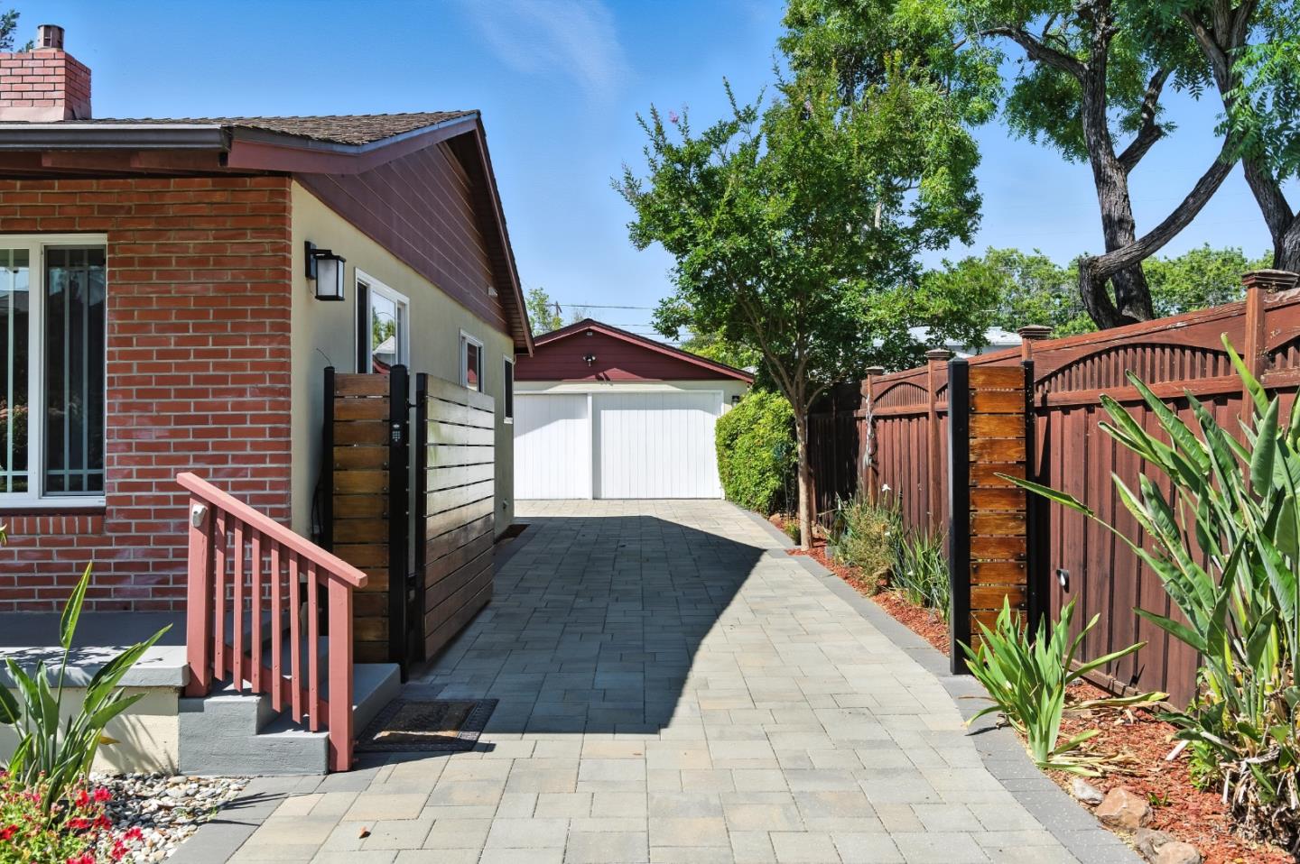 Detail Gallery Image 3 of 39 For 1640 Kentfield Ave, Redwood City,  CA 94061 - 3 Beds | 2 Baths