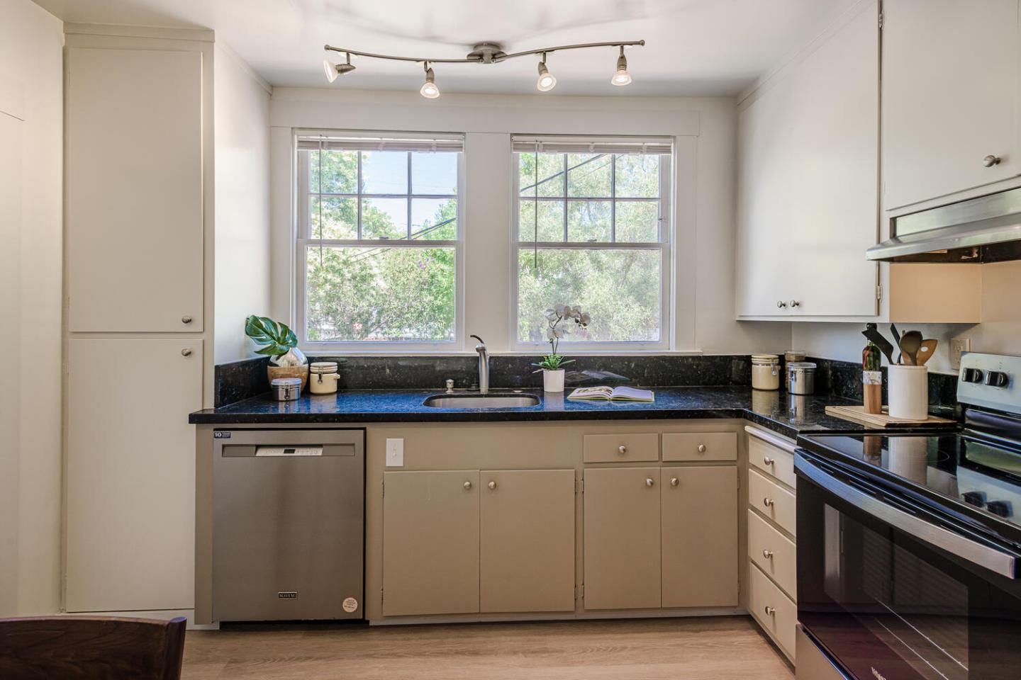 Detail Gallery Image 10 of 26 For 1124 Vancouver Ave, Burlingame,  CA 94010 - 2 Beds | 1 Baths