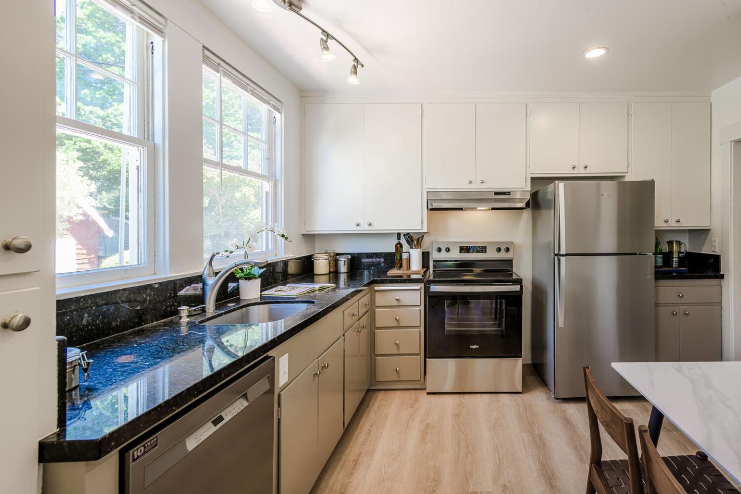 Detail Gallery Image 11 of 26 For 1124 Vancouver Ave, Burlingame,  CA 94010 - 2 Beds | 1 Baths